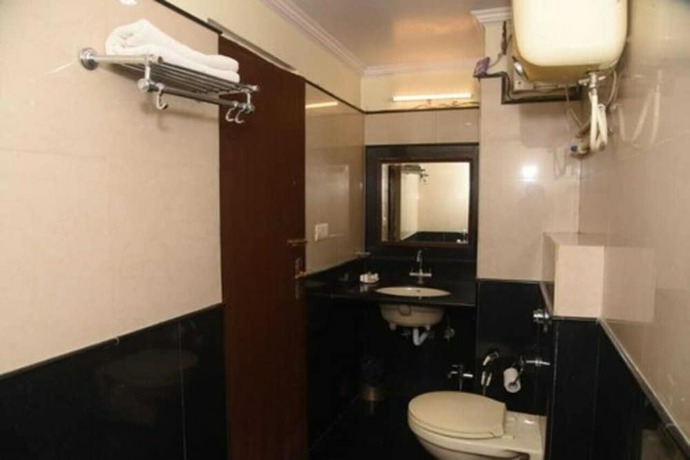 Imagen de la habitación del Hotel Rajhans International. Foto 11