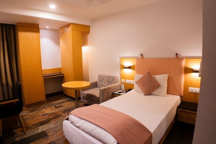 Imagen de la habitación del Hotel Rajhans Regency. Foto 8
