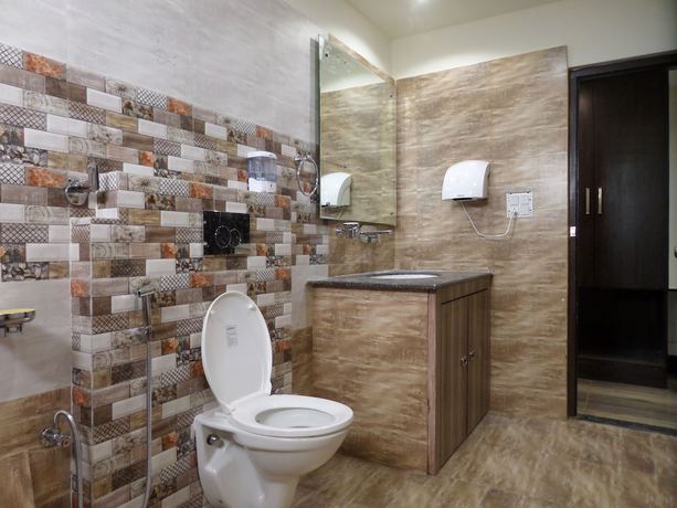 Imagen de la habitación del Hotel Rajmahal Roorkee. Foto 16