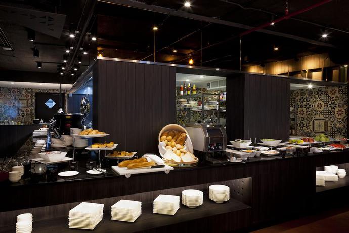 Imagen del bar/restaurante del Hotel RakYim Siam - Sukhumvit 15. Foto 5
