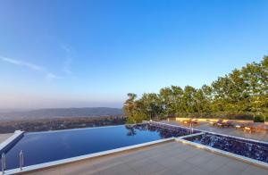 Imagen de la piscina del Hotel Rakkh Resort, a member of Radisson Individuals Retreats. Foto 10
