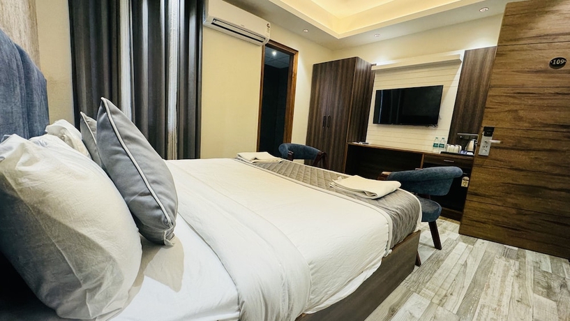 Imagen de la habitación del Hotel Raksha Suites and Banquet Greater Noida. Foto 10