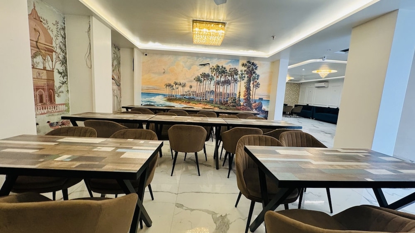 Imagen del bar/restaurante del Hotel Raksha Suites and Banquet Greater Noida. Foto 3