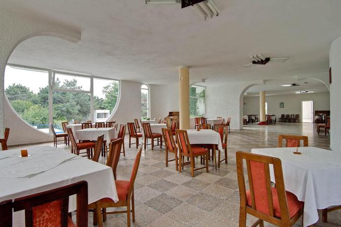 Imagen del bar/restaurante del Hotel Raluca. Foto 2