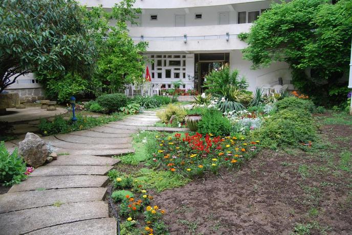 Imagen de los exteriores del Hotel Raluca. Foto 7