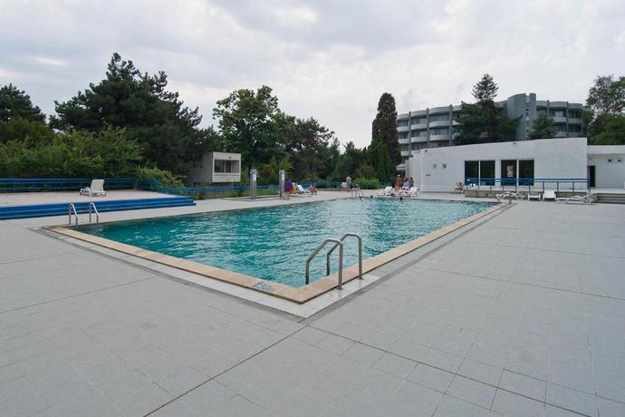 Imagen de la piscina del Hotel Raluca. Foto 13
