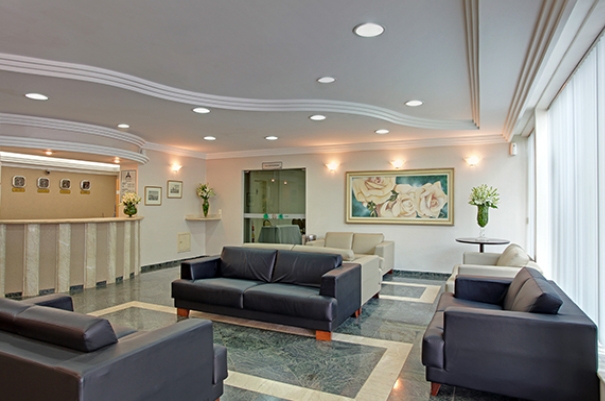 Imagen de los interiores del Hotel Ramada Americana and Suites. Foto 4