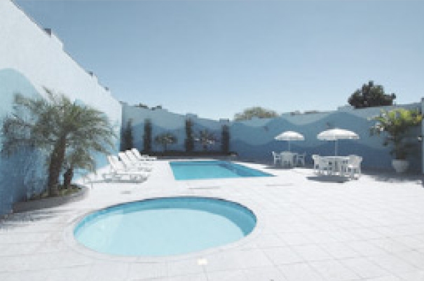 Imagen de la piscina del Hotel Ramada Americana and Suites. Foto 5