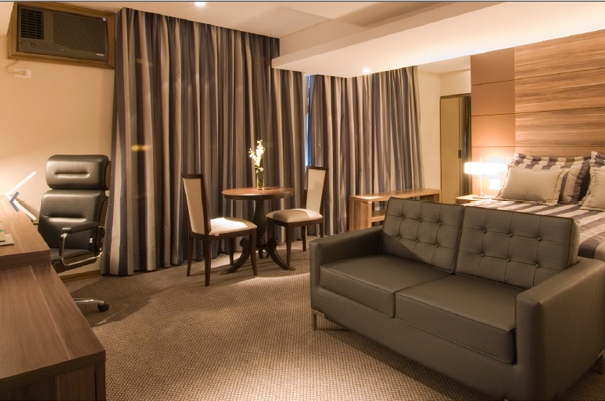 Imagen de la habitación del Hotel Ramada Americana and Suites. Foto 3