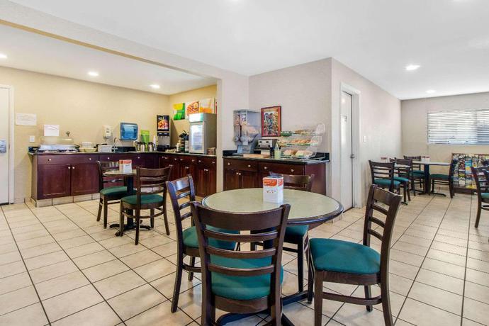 Imagen del bar/restaurante del Hotel Ramada Bayside Inn & Suites Eureka. Foto 3