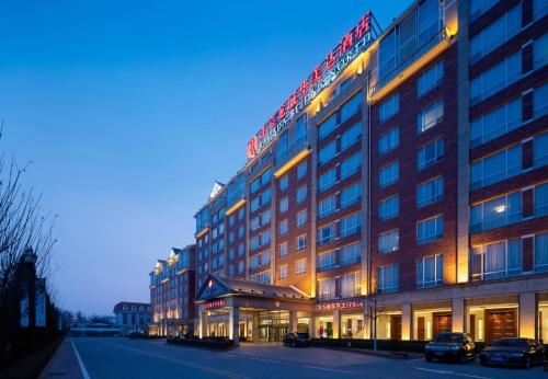 Imagen de los exteriores del Hotel Ramada Beijing North. Foto 11