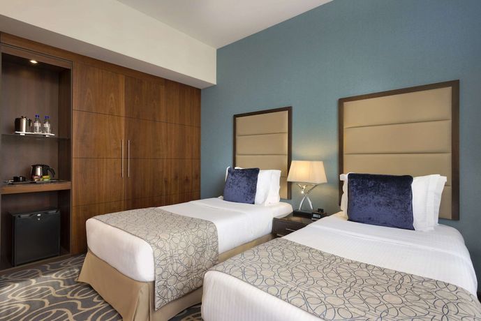 Imagen de la habitación del Hotel Ramada By Wyndham Abu Dhabi Corniche. Foto 6