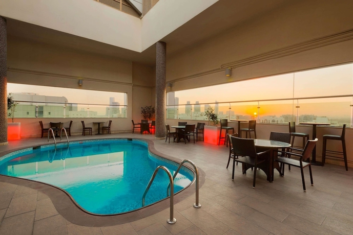 Imagen de la piscina del Hotel Ramada By Wyndham Abu Dhabi Downtown. Foto 19