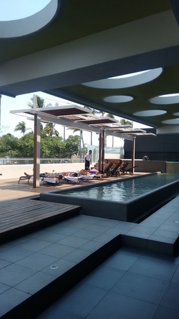 Imagen de la piscina del Hotel Ramada By Wyndham Acapulco and Suites. Foto 18