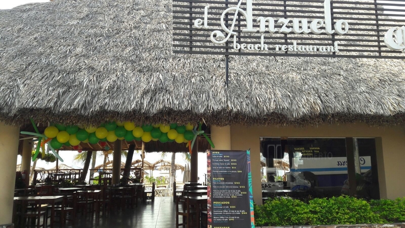 Imagen del bar/restaurante del Hotel Ramada By Wyndham Acapulco and Suites. Foto 4