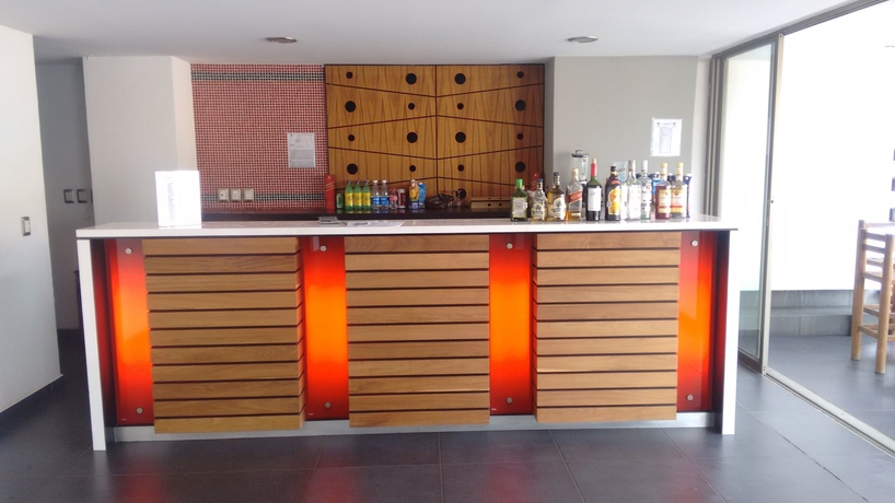 Imagen del bar/restaurante del Hotel Ramada By Wyndham Acapulco and Suites. Foto 5
