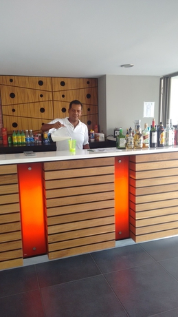 Imagen del bar/restaurante del Hotel Ramada By Wyndham Acapulco and Suites. Foto 6