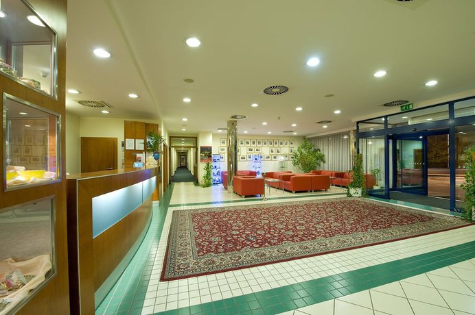 Imagen de los interiores del Hotel Ramada By Wyndham Airport Prague. Foto 18