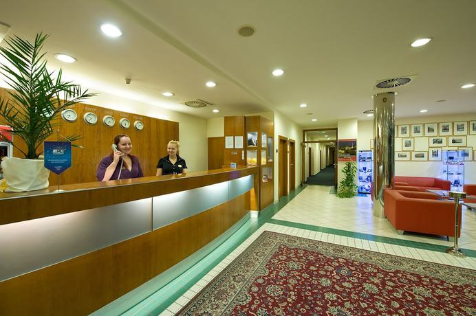 Imagen de los interiores del Hotel Ramada By Wyndham Airport Prague. Foto 19