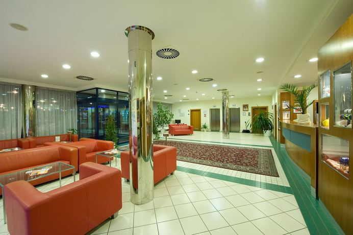 Imagen de los interiores del Hotel Ramada By Wyndham Airport Prague. Foto 20