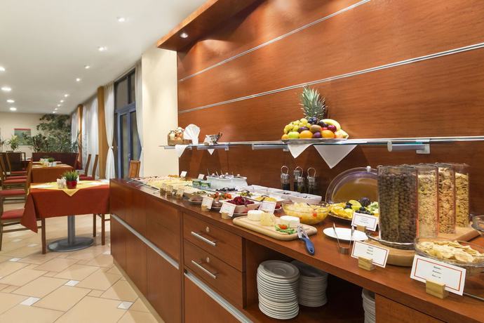 Imagen del bar/restaurante del Hotel Ramada By Wyndham Airport Prague. Foto 2