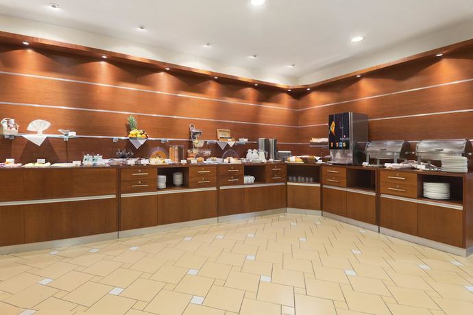 Imagen del bar/restaurante del Hotel Ramada By Wyndham Airport Prague. Foto 4