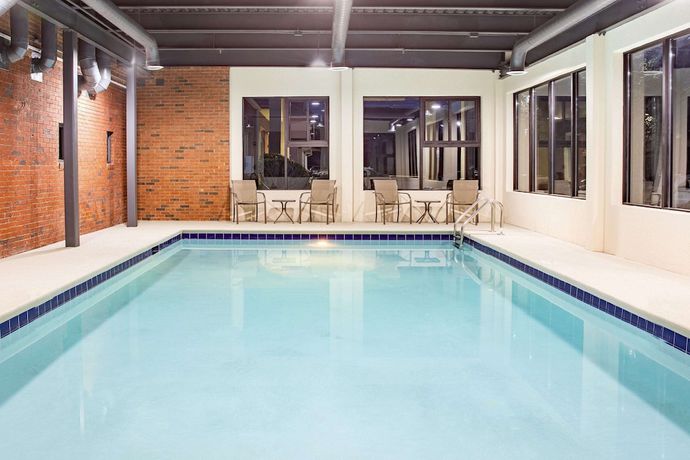 Imagen de la piscina del Hotel Ramada By Wyndham Alpharetta/atlanta North. Foto 16