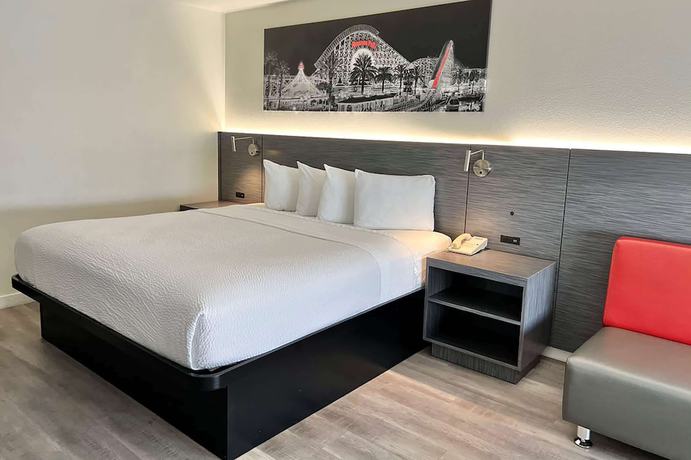 Imagen de la habitación del Hotel Ramada By Wyndham Anaheim Convention Center. Foto 10