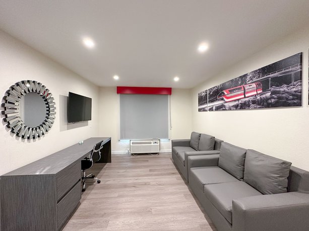 Imagen de la habitación del Hotel Ramada By Wyndham Anaheim Convention Center. Foto 16