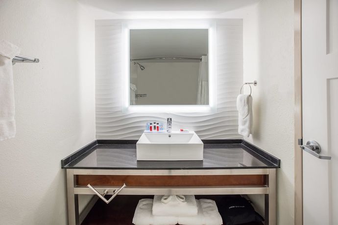 Imagen de la habitación del Hotel Ramada By Wyndham Austin South. Foto 3