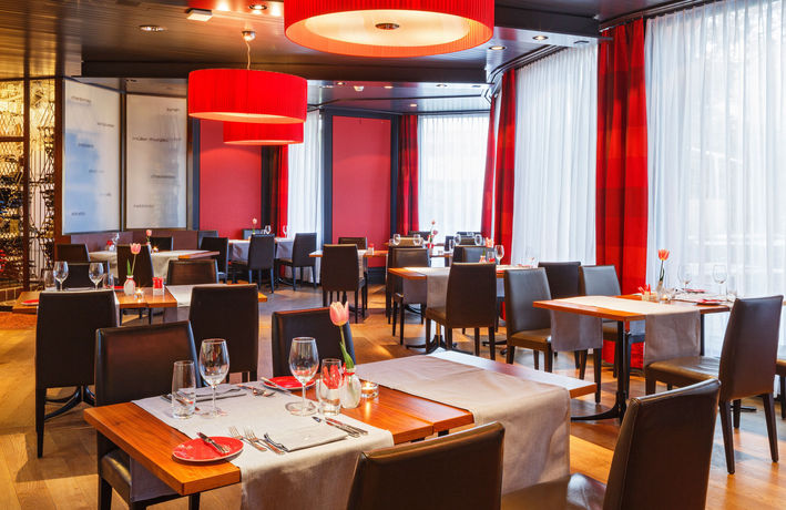 Imagen del bar/restaurante del Hotel Ramada By Wyndham Baden Du Parc. Foto 5