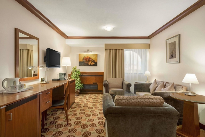 Imagen de la habitación del Hotel Ramada By Wyndham Bahrain. Foto 10