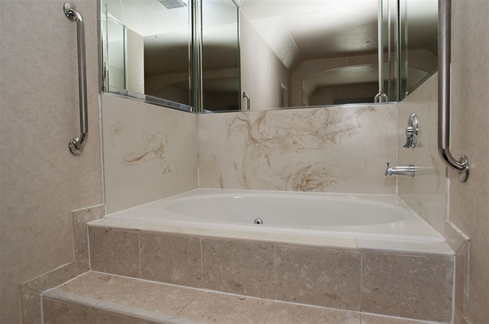 Imagen de la habitación del Hotel Ramada By Wyndham Bakersfield North. Foto 2