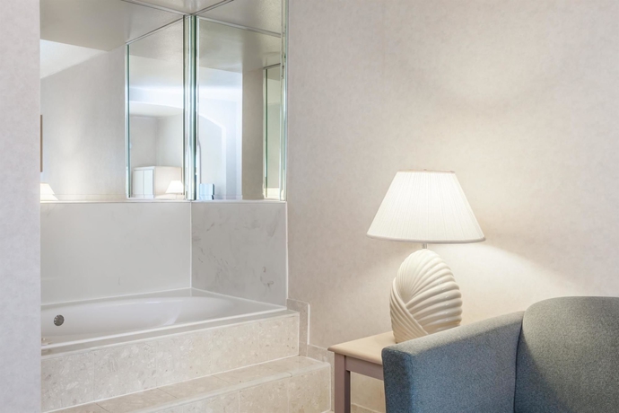 Imagen de los exteriores del Hotel Ramada By Wyndham Bakersfield North. Foto 11