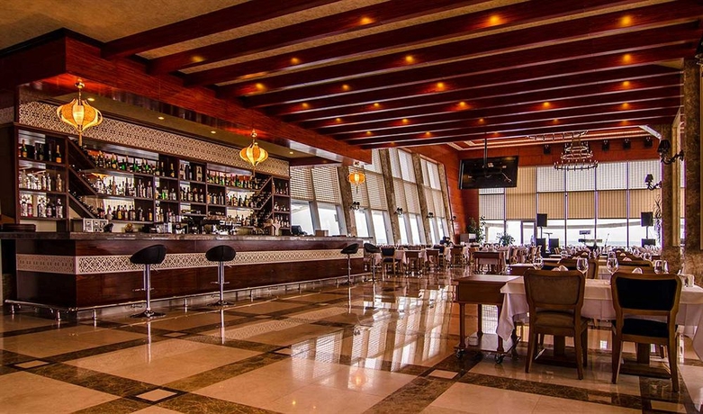 Imagen del bar/restaurante del Hotel Ramada By Wyndham Baku. Foto 3