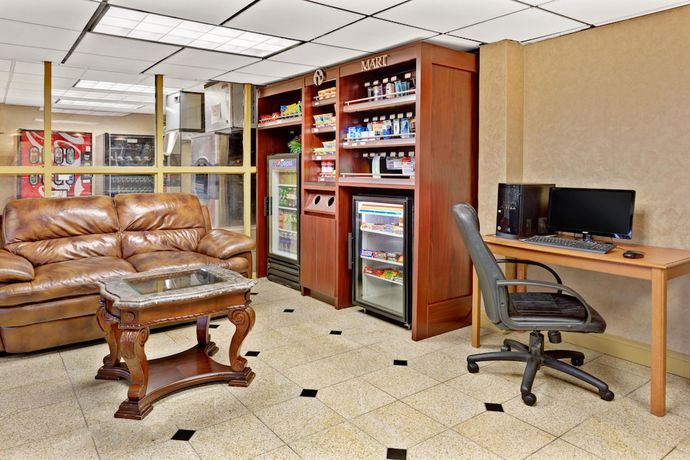 Imagen de los interiores del Hotel Ramada By Wyndham Baltimore West. Foto 16