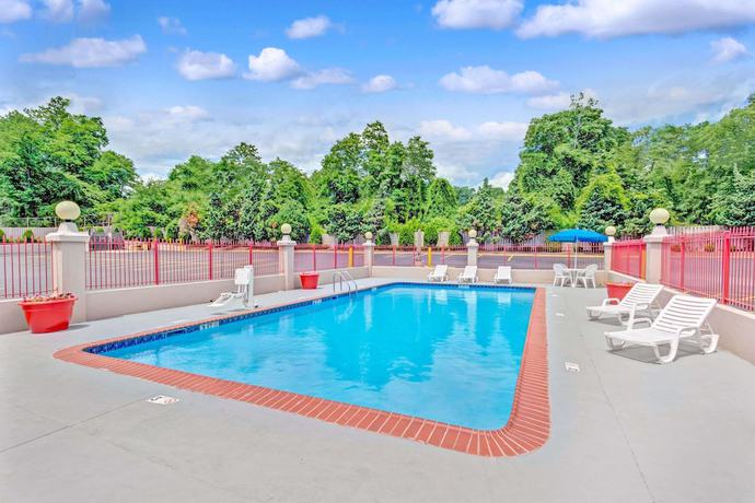 Imagen de la piscina del Hotel Ramada By Wyndham Baltimore West. Foto 19