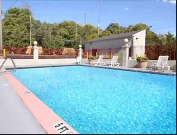 Imagen de la piscina del Hotel Ramada By Wyndham Baltimore West. Foto 20