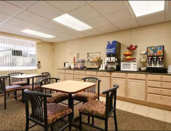 Imagen del bar/restaurante del Hotel Ramada By Wyndham Baltimore West. Foto 2