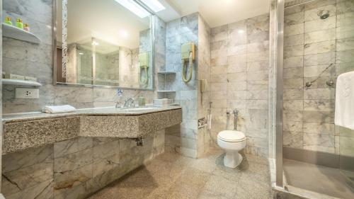 Imagen general del Hotel Ramada By Wyndham Bangkok Chaophya Park. Foto 2