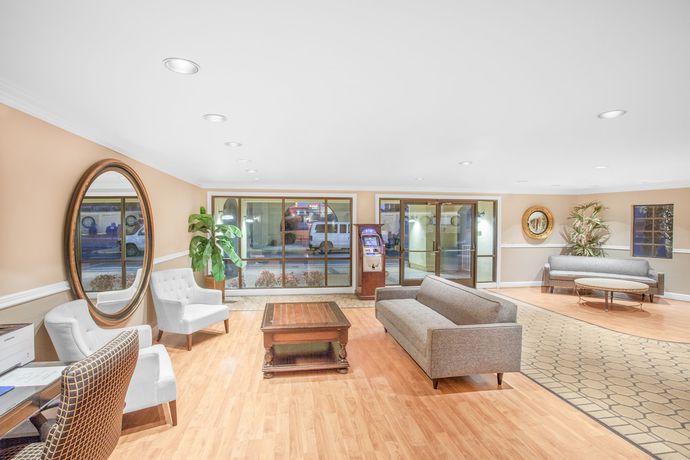 Imagen de los interiores del Hotel Ramada By Wyndham Barstow. Foto 18