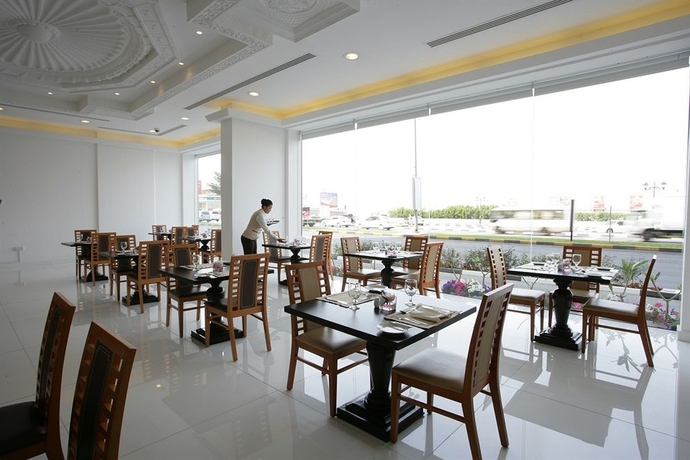 Imagen del bar/restaurante del Hotel Ramada By Wyndham Beach Ajman. Foto 1