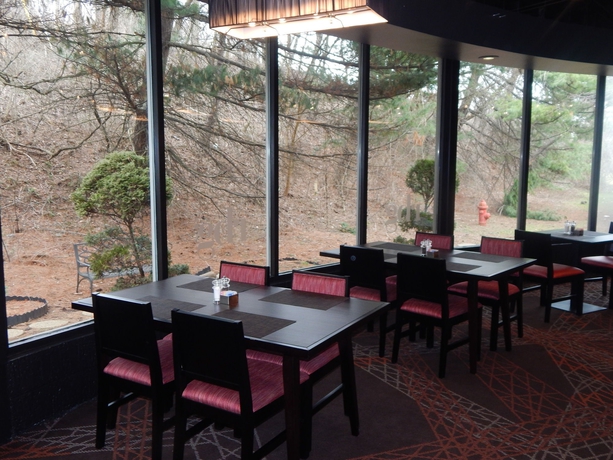 Imagen del bar/restaurante del Hotel Ramada By Wyndham Beaver Falls. Foto 4