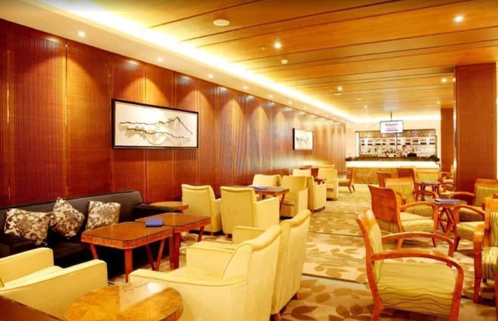 Imagen de los interiores del Hotel Ramada By Wyndham Beijing Airport. Foto 18