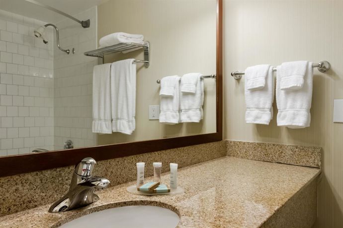 Imagen de la habitación del Hotel Ramada By Wyndham Belleville Harbourview Conference Centre. Foto 6