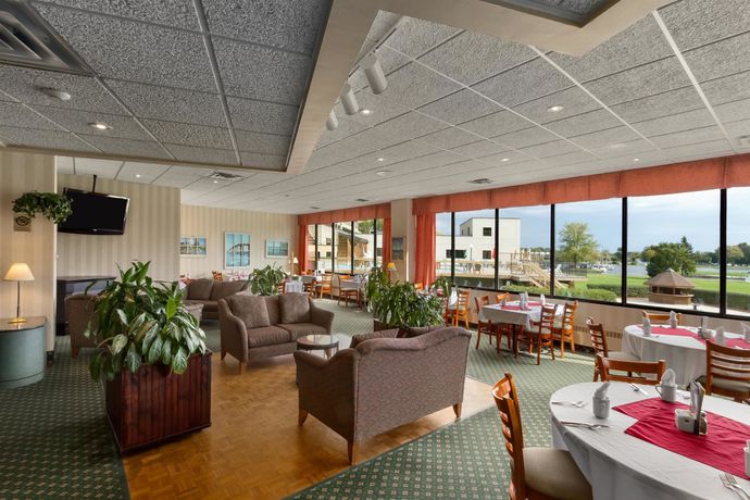 Imagen del bar/restaurante del Hotel Ramada By Wyndham Belleville Harbourview Conference Centre. Foto 3