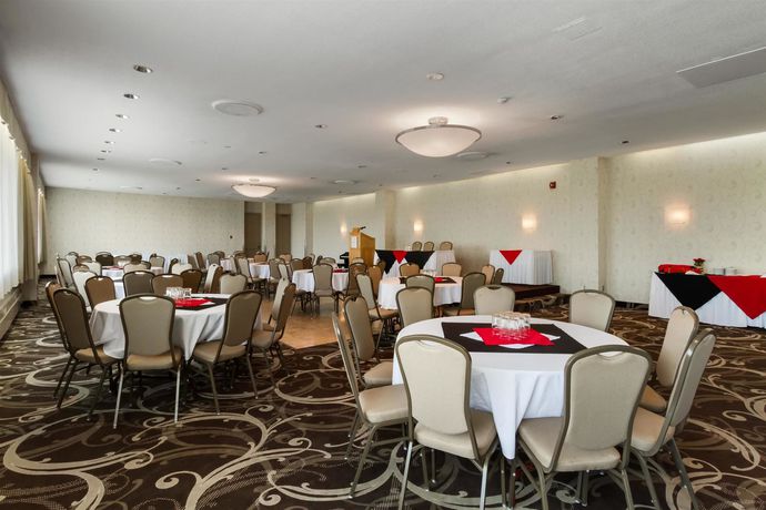 Imagen del bar/restaurante del Hotel Ramada By Wyndham Belleville Harbourview Conference Centre. Foto 4