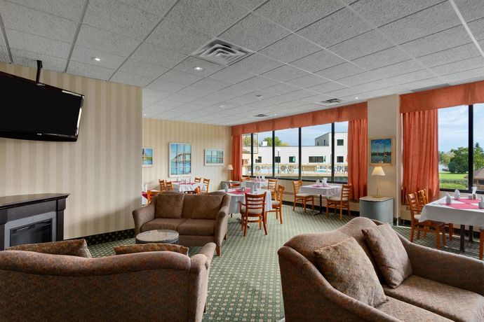 Imagen de la habitación del Hotel Ramada By Wyndham Belleville Harbourview Conference Centre. Foto 7