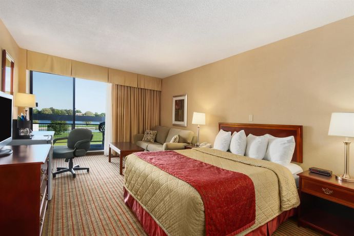 Imagen de la habitación del Hotel Ramada By Wyndham Belleville Harbourview Conference Centre. Foto 9
