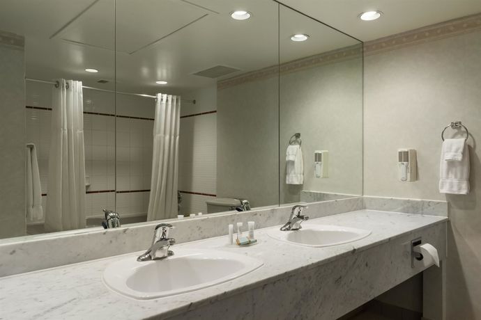 Imagen de la habitación del Hotel Ramada By Wyndham Belleville Harbourview Conference Centre. Foto 10